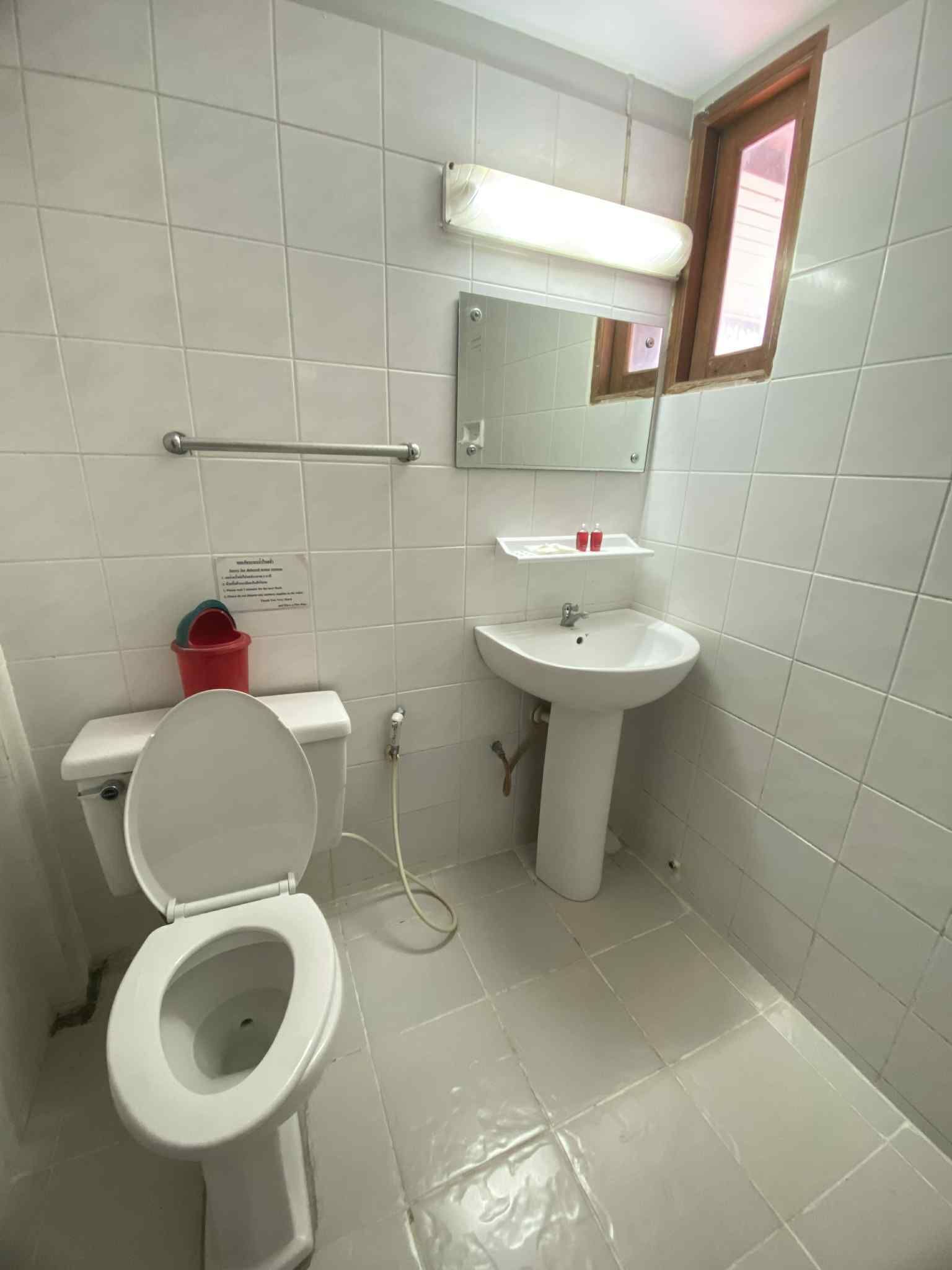 Douche, articles de toilette gratuits, sèche-cheveux