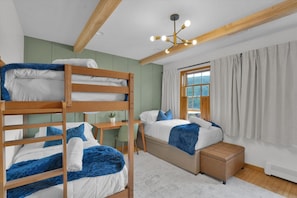 Bed 2 (bunk + twin)