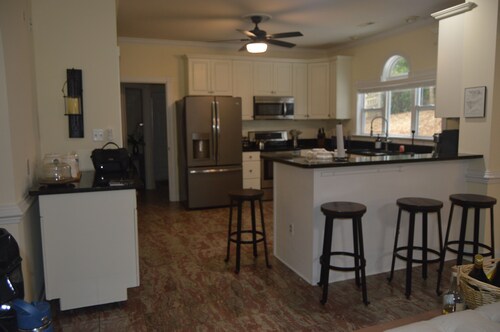 Mountain-Top HOUSE with a Pool, Near Potomac River Beach! in serene Stafford