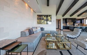 Ein modernes Wohnzimmer mit Ecksofa, Glastisch und minimalistischem Design.