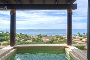Ein Pool mit Blick auf den Ozean und eine Wohngegend.