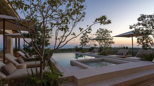 A modern outdoor pool area with lounge chairs and a view of the landscape. - Casa Tuki 6BD - Las Vistas Punta Mita (Punta de Mita)