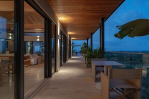 A covered outdoor area with a view of the landscape, furnished with tables and chairs. - Casa Tuki 6BD - Las Vistas Punta Mita (Punta de Mita)