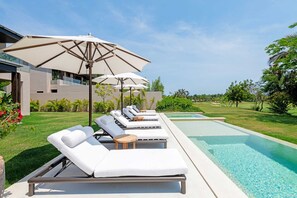 A poolside area with sun loungers, umbrellas, and a clear view of the pool. - Villa Amistad 4BD - Porta Fortuna Punta Mita (Punta de Mita)