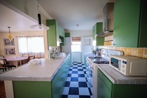 Wasserkocher mit Kaffee-/Teezubehör, Kühlschrank, Mikrowelle, Ofen