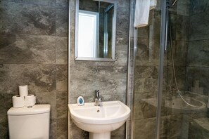 A bathroom with a toilet, sink, and shower. - Apartment Sleeps 4 With Wifi & Garden (Bolton)