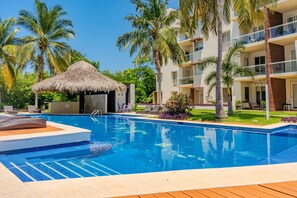 Outdoor pool, pool umbrellas, sun loungers - Acapulco Getaway Pool & Jacuzzi 2 BR (Acapulco de Juárez)