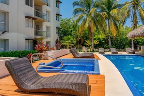 A poolside area with lounge chairs and a swimming pool. - Acapulco Getaway Pool & Jacuzzi 2 BR (Acapulco de Juárez)