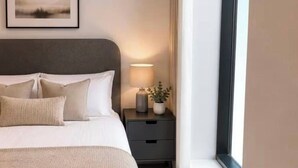 Room - Salford Serenity - Modern 2 Bedroom Apartment (Salford)