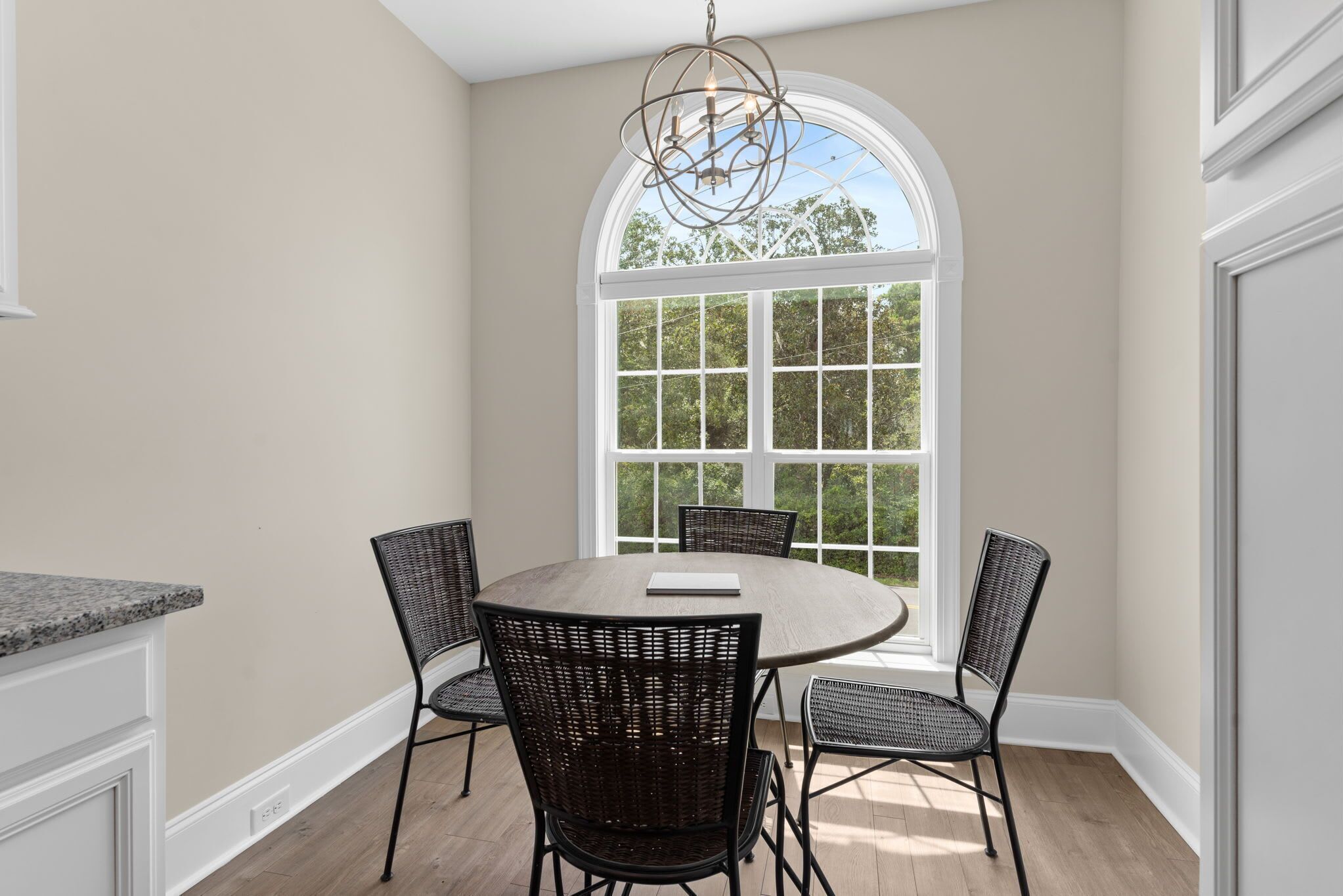 ONE bright breakfast | Dining nook beneath the arched window