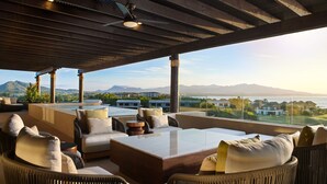 A spacious outdoor seating area with a view of mountains and a body of water. - PH Prima Vista 4BD - Tau Punta Mita (Punta de Mita)