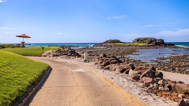 A coastal pathway with a red umbrella, rocky outcrops, and the ocean. - PH Prima Vista 4BD - Tau Punta Mita (Punta de Mita)
