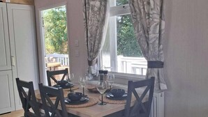 Dining - Caravan - Sleeps 4 - Garden - Parking (Ringwood)