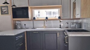 Private kitchen - Caravan - Sleeps 4 - Garden - Parking (Ringwood)