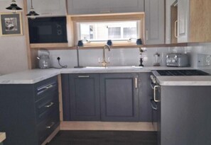 Coffee/tea maker, fridge, microwave, oven - Caravan - Sleeps 4 - Garden - Parking (Ringwood)