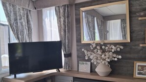 Interior - Caravan - Sleeps 4 - Garden - Parking (Ringwood)