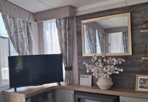 Interior - Caravan - Sleeps 4 - Garden - Parking (Ringwood)