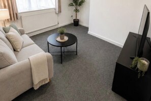 Living area - House Sleeps 7 with Parking and Garden (Nottingham)