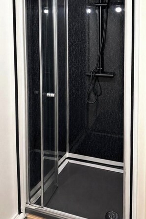 Bathroom - House Sleeps 7 with Parking and Garden (Nottingham)