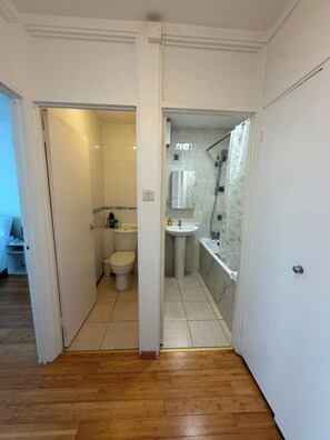 Bathroom - Wimbledon House For 6 People (Mitcham)