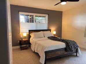 A bedroom with a bed, two bedside tables, a window, and a ceiling fan. - Tranquil 4-bedroom Mountain Top Cottage In Charming Twain Harte (Twain Harte)