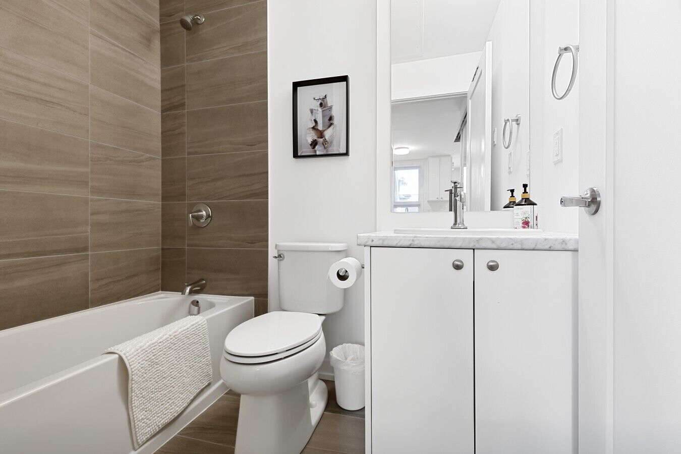 Une salle de bain moderne avec une baignoire, des toilettes et un meuble-lavabo.