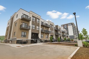 Exterior - The Palace Retreat | Stylish 1BR Near Downtown Kitchener (Kitchener)