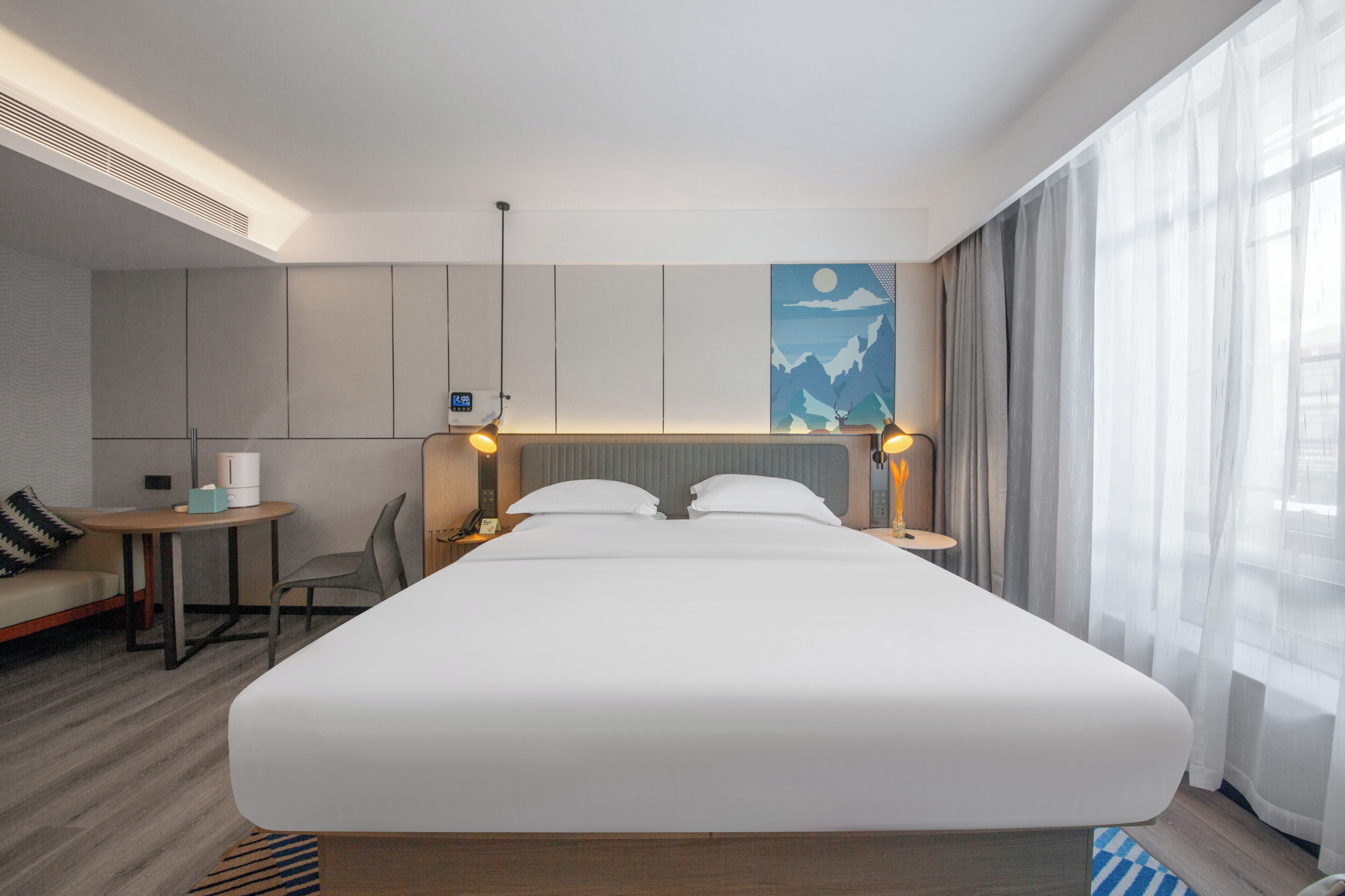 Cubrecamas, artículos del minibar gratis y escritorio 
