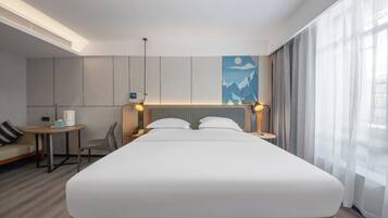Cubrecamas, artículos del minibar gratis y escritorio