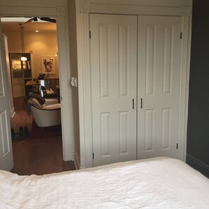 Iron/ironing board, WiFi, bed sheets - The Bohemian - 2 bedrooms and so much more... (Stratford)
