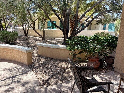 Beautiful 3BR house in Sun City Grand; 45+ active community & elec golf cart!