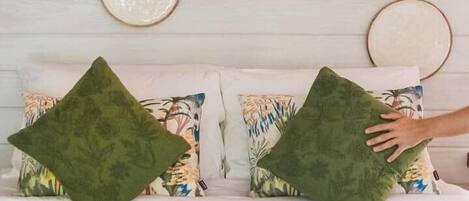 Cofres nos quartos, ferros/tábuas de passar roupa, Wi-Fi, roupa de cama