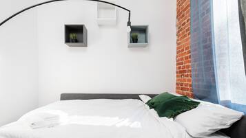 Iron/ironing board, WiFi, bed sheets