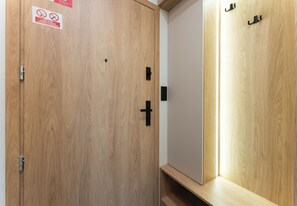 A wooden door with a metal handle and a sign prohibiting smoking. - Global Park Superior Studio (Katowice)