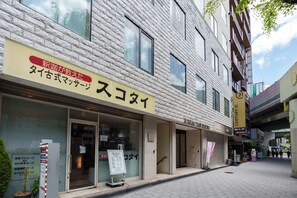 A building with a sign indicating a massage service. - SERENE | Kuromon · 702 | 65 m² · 3BR · 2 shower rooms | Private Family Suite (大阪市)