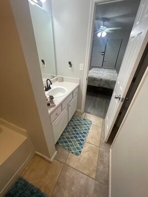 Jetted tub, hair dryer, towels, soap - The Canopy Retreat, 3BR near Stone Mountain Park (Stone Mountain)