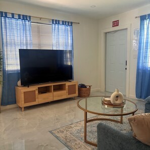 Living area - 2 Bedroom Beach Escape + Free Parking and WIFI (Hollywood)