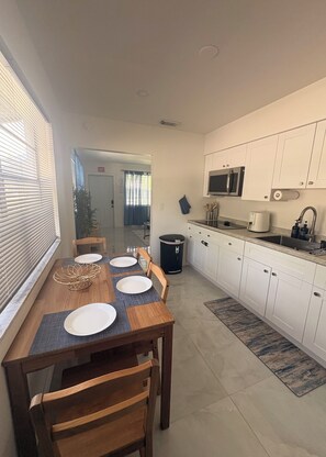 Dining - 2 Bedroom Beach Escape + Free Parking and WIFI (Hollywood)
