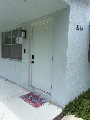 Exterior detail - 2 Bedroom Beach Escape + Free Parking and WIFI (Hollywood)