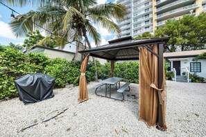 Outdoor dining - Wonderful 4-bedroom bungalow with AC Close to Brickell one block from 8 Street (Miami)