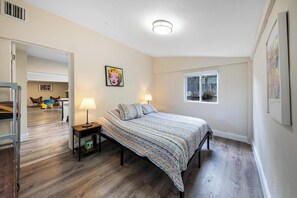 Room - Wonderful 4-bedroom bungalow with AC Close to Brickell one block from 8 Street (Miami)