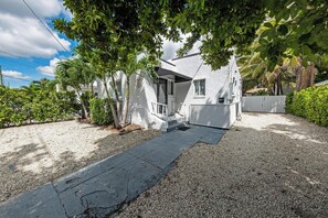 Exterior - Wonderful 4-bedroom bungalow with AC Close to Brickell one block from 8 Street (Miami)