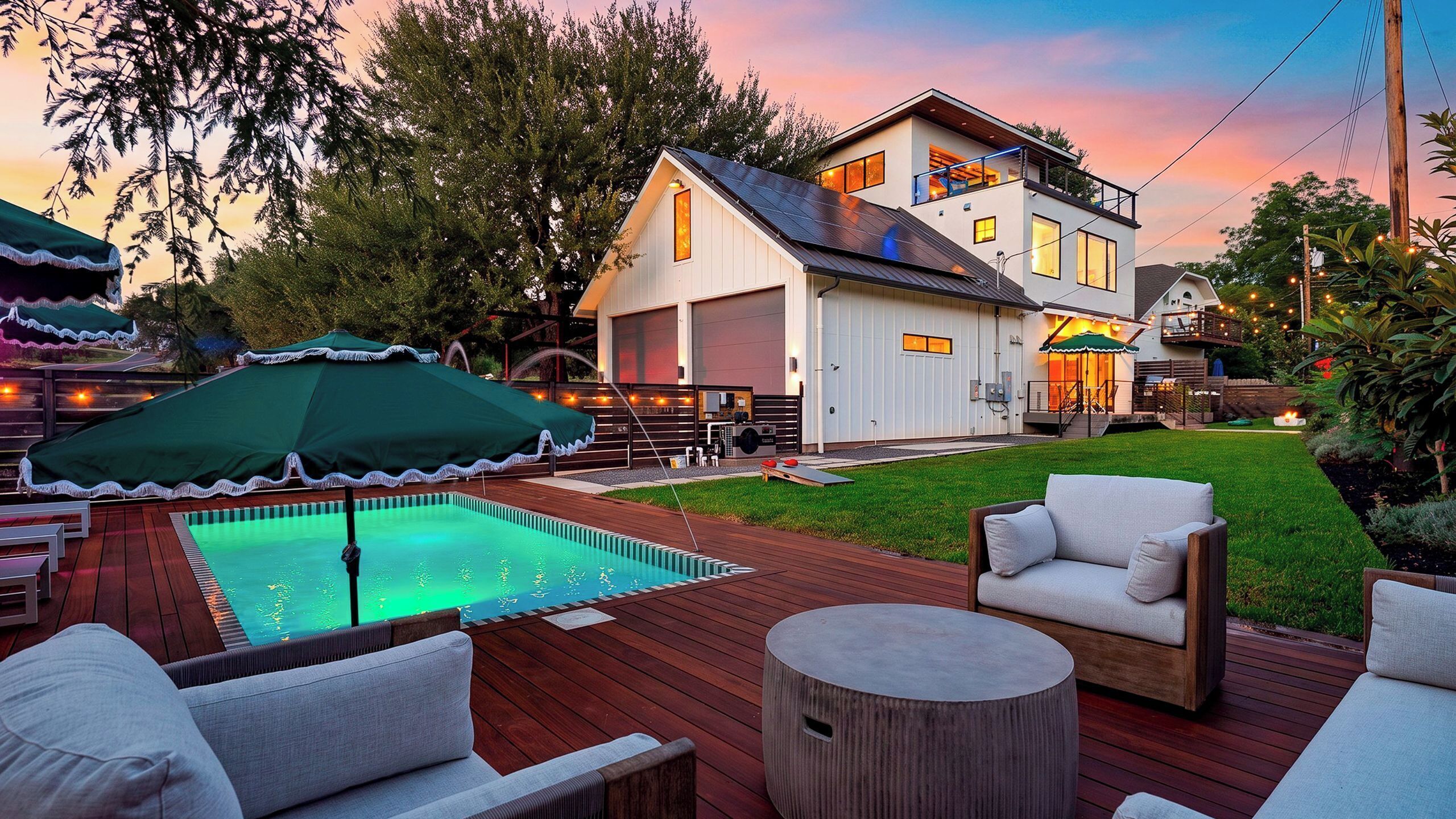 Une maison moderne dotée d’une piscine, de meubles de jardin et d’une pelouse bien entretenue.