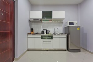 Private kitchen - The 1 Bedroom "Three" Apartment - Olympic Pool (Muang Pattaya)