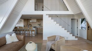 Ein modernes Interieur mit Treppe, Essbereich und Wohnzimmer.