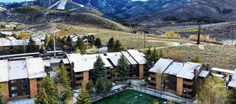 Powder Perch by Avantstay Hot Tub + Pool + Mountain-view Balcony Mins to the Slopes + Trails