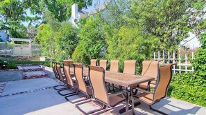 Eine Terrassengruppe mit einem rechteckigen Tisch und sechs Stühlen.