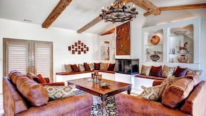 A spacious living room with leather sofas, a wooden coffee table, and a chandelier. - Solitude I by Avantstay Vineyard Views + Jetted Tub Paso Wine Country (Paso Robles)
