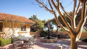 A patio area with outdoor furniture, a fountain, and a tree. - Solitude I by Avantstay Vineyard Views + Jetted Tub Paso Wine Country (Paso Robles)