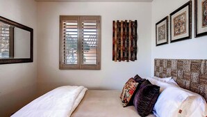 A bedroom with a bed, a window with blinds, and wall-mounted artwork. - Solitude I by Avantstay Vineyard Views + Jetted Tub Paso Wine Country (Paso Robles)